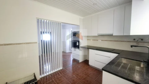 Moradia T4 para Venda em Santa Maria, São Pedro e Sobral da Lagoa