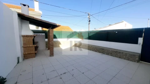 Moradia T4 para Venda em Santa Maria, São Pedro e Sobral da Lagoa