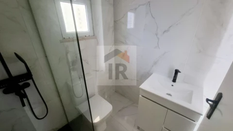 Moradia T4 para Venda em Santa Maria, São Pedro e Sobral da Lagoa