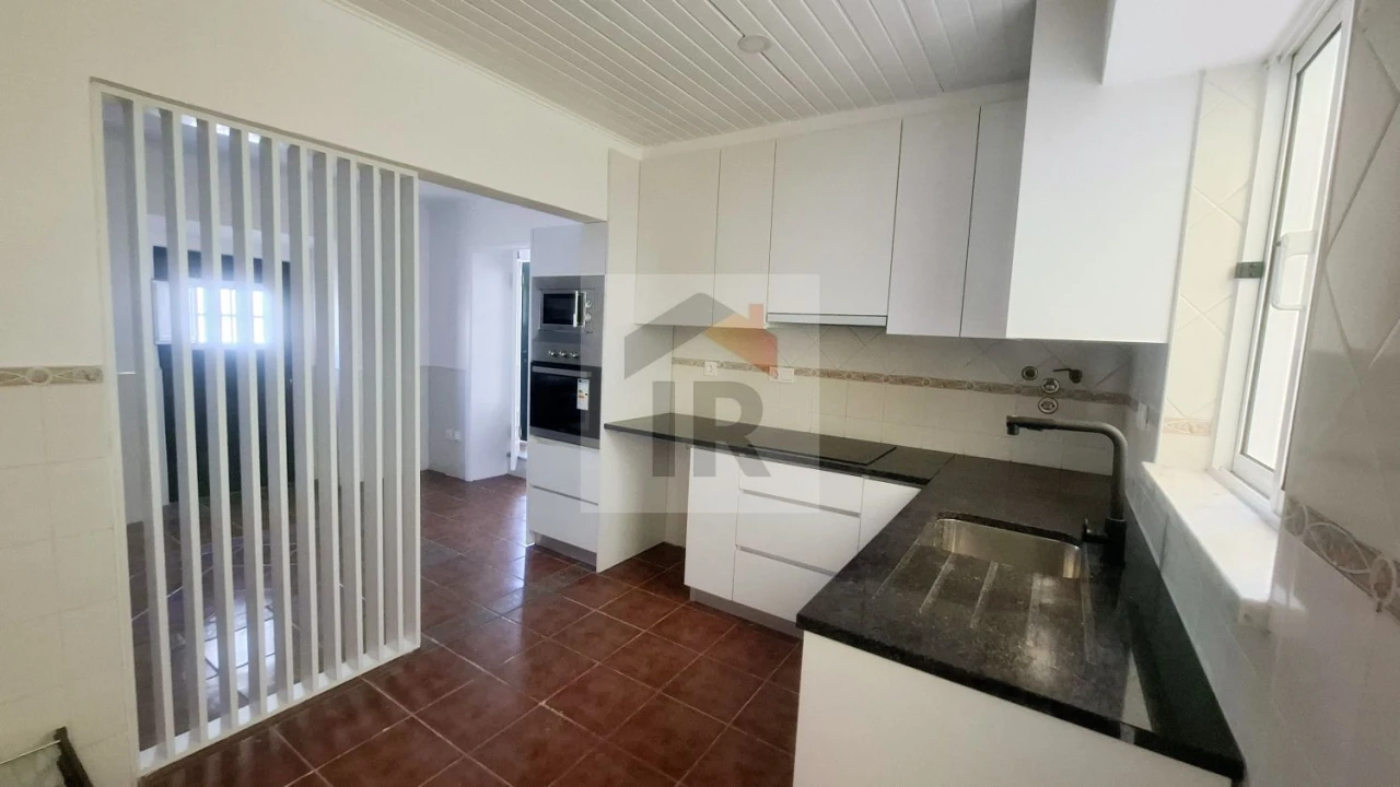 Moradia T4 para Venda em Santa Maria, São Pedro e Sobral da Lagoa Foto 2