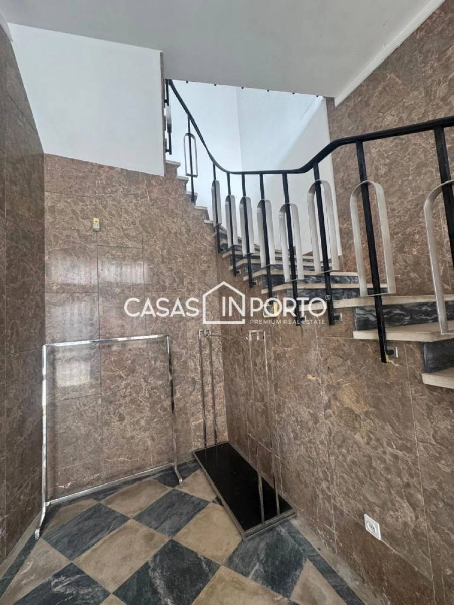 Loja para Arrendamento em Ramalde Foto 13