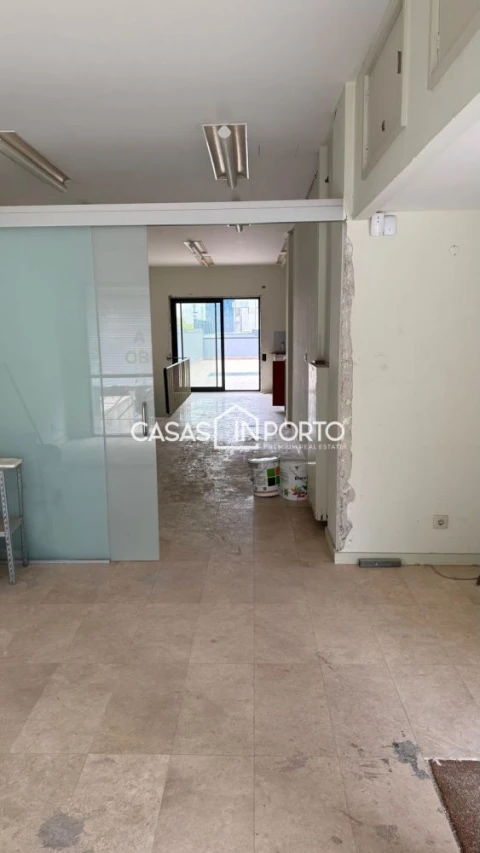 Loja para Arrendamento em Lordelo do Ouro e Massarelos