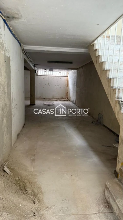 Loja para Arrendamento em Lordelo do Ouro e Massarelos