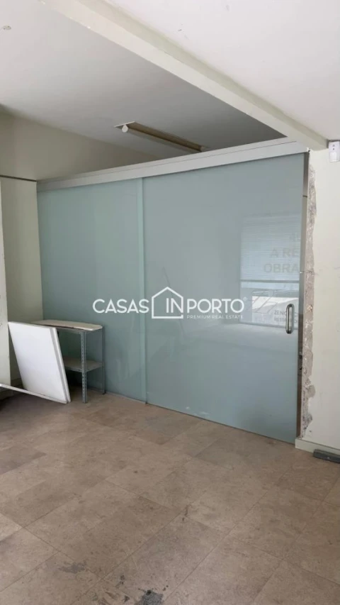 Loja para Arrendamento em Lordelo do Ouro e Massarelos