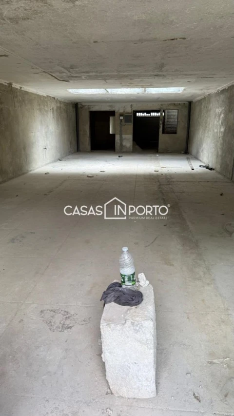 Loja para Arrendamento em Lordelo do Ouro e Massarelos