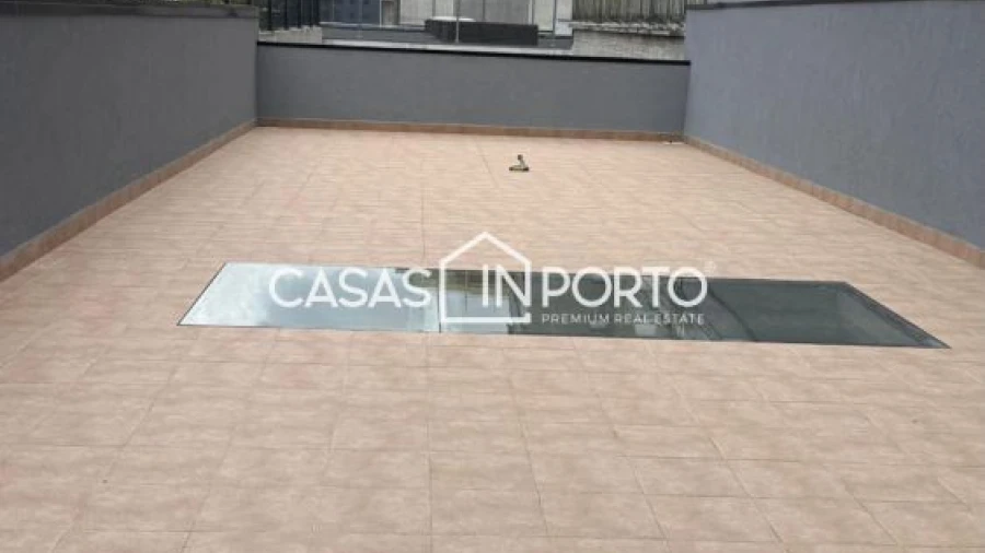 Loja para Arrendamento em Lordelo do Ouro e Massarelos