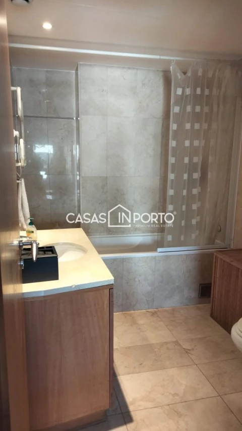 Apartamento T4 para Venda em Aldoar, Foz do Douro e Nevogilde