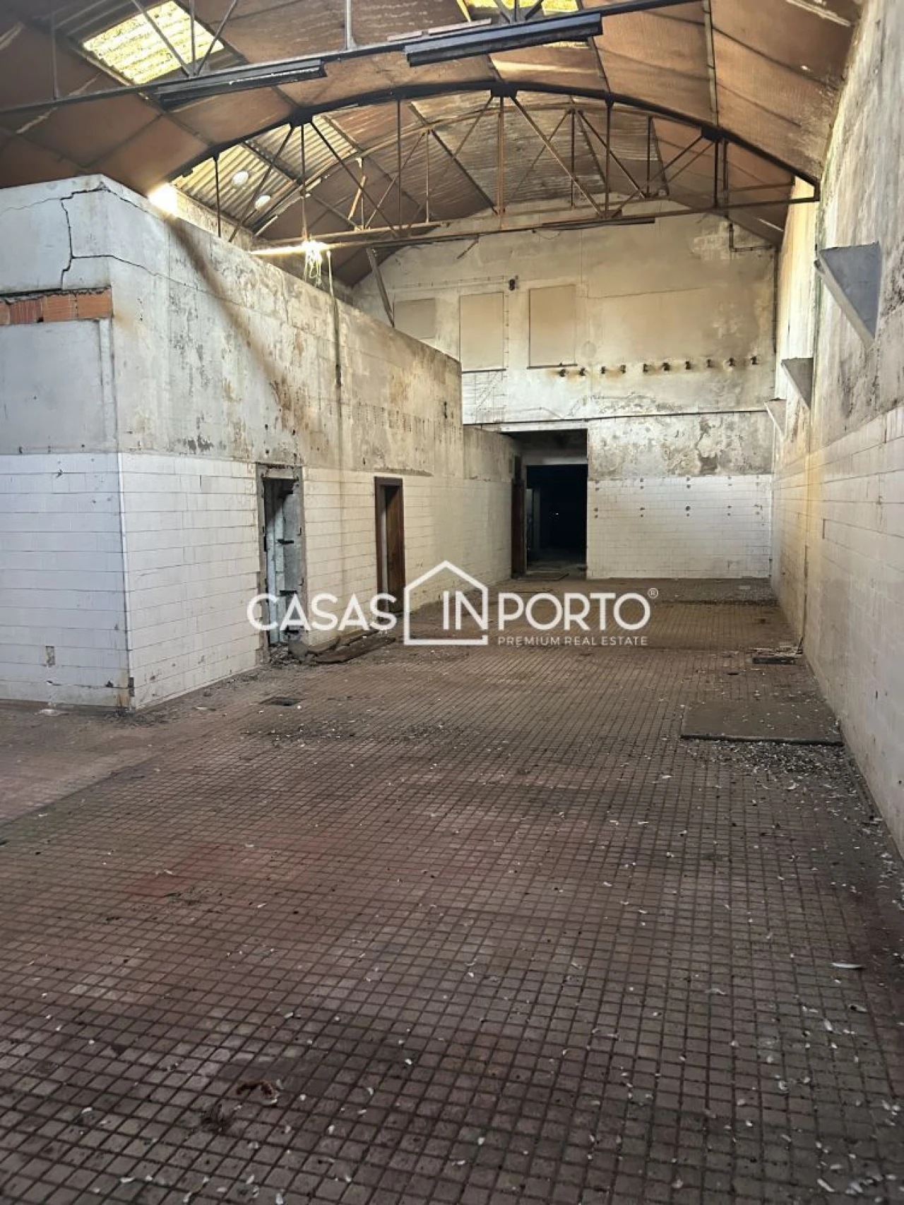 Loja para Venda em Milheiros Foto 2