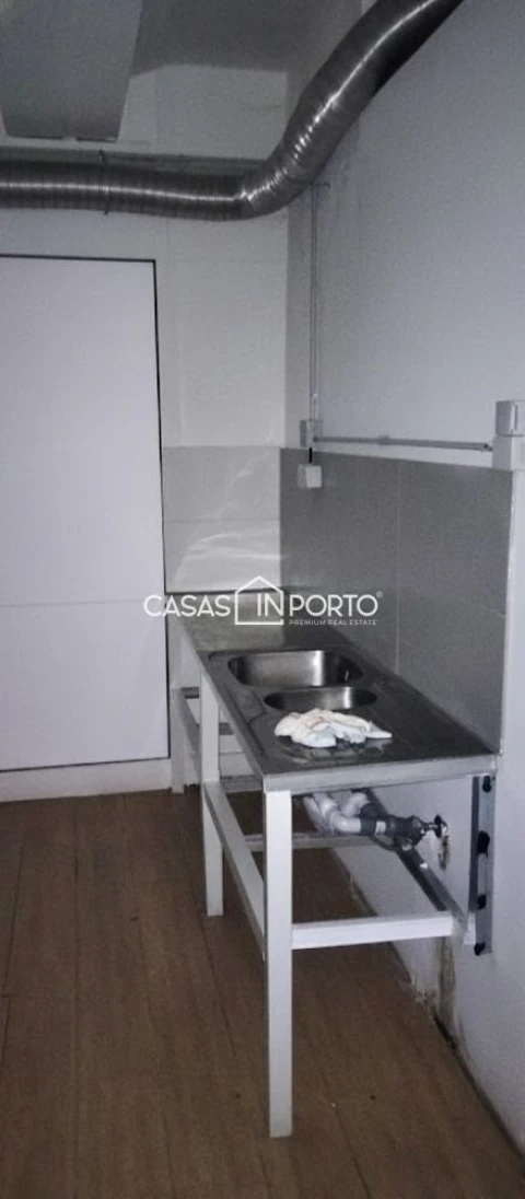 Loja para Arrendamento em Cedofeita, Santo Ildefonso, Sé, Miragaia, São Nicolau e Vitória