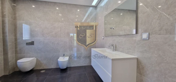 Moradia T7 para Venda em São Pedro da Cadeira