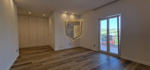 Moradia T7 para Venda em São Pedro da Cadeira