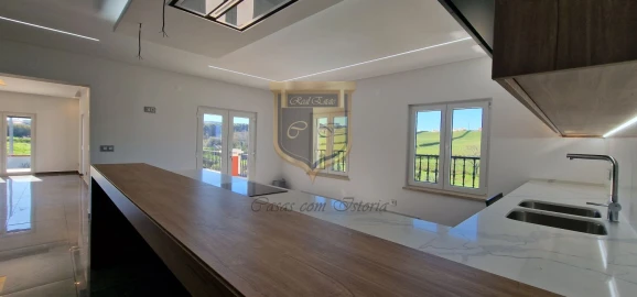 Moradia T7 para Venda em São Pedro da Cadeira