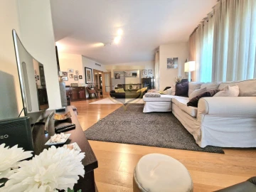 Apartamento T5 para Venda em Lumiar