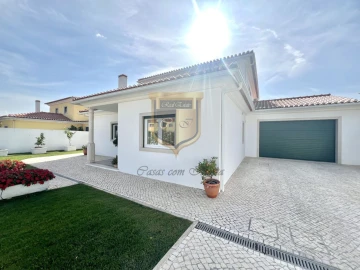 Moradia T4 para Venda em Cadaval e Pêro Moniz