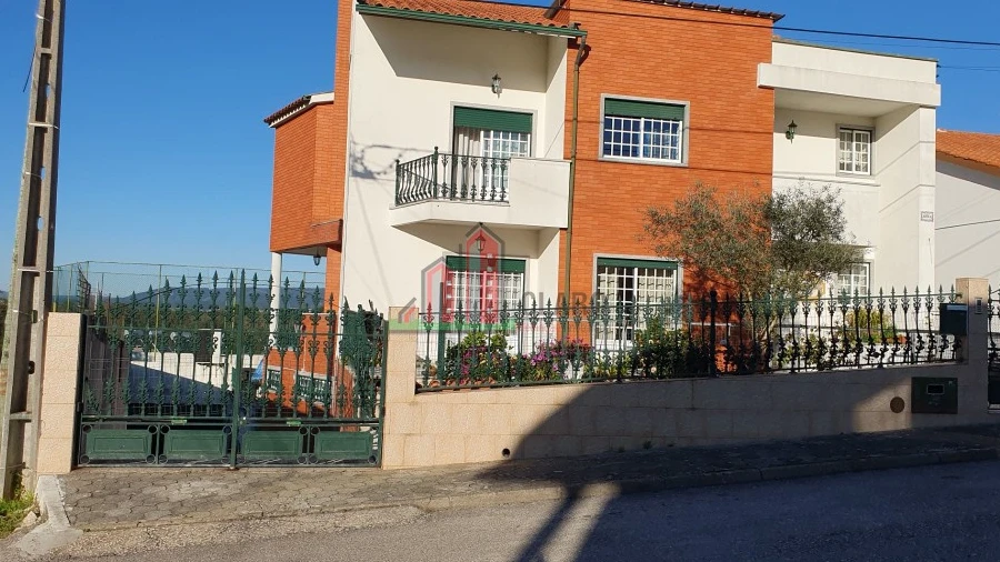 Moradia T5 para Venda em Santa Clara e Castelo Viegas