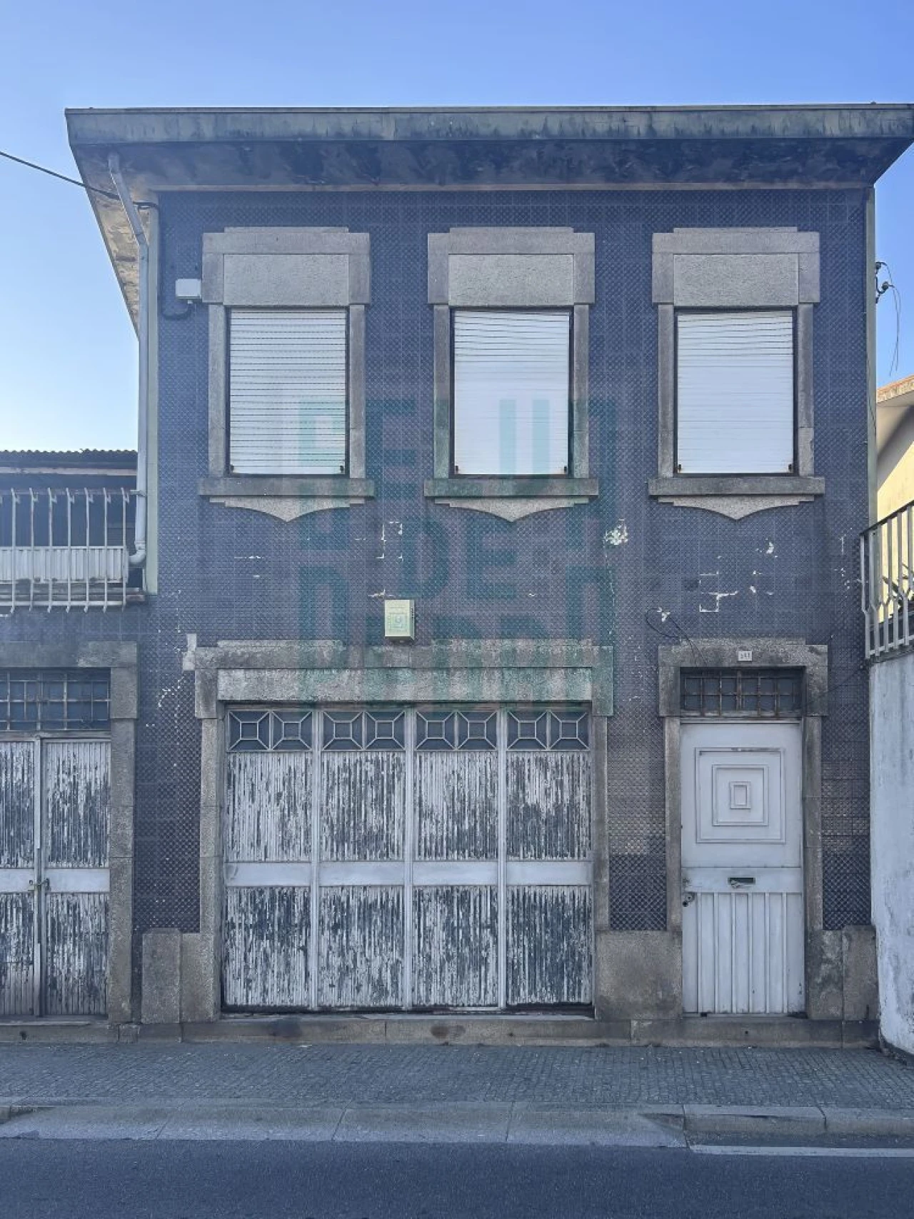 Loja para Venda em Milheiros Foto 2