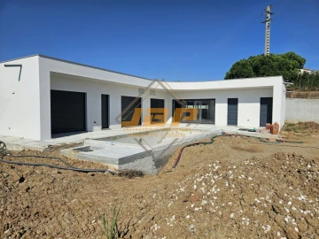 Moradia T3 para Venda em Salir de Matos