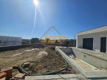 Moradia T3 para Venda em Salir de Matos