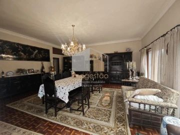 Moradia T4 para Venda em Campos e Vila Meã