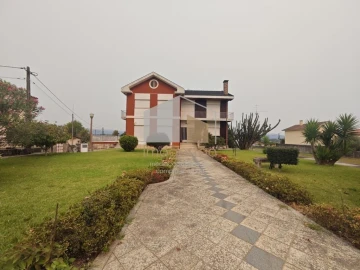 Moradia T4 para Venda em Campos e Vila Meã