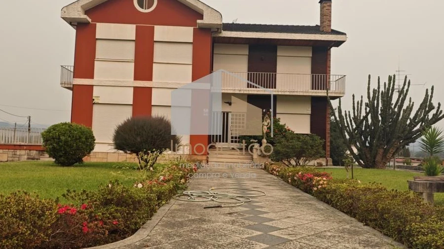 Moradia T4 para Venda em Campos e Vila Meã