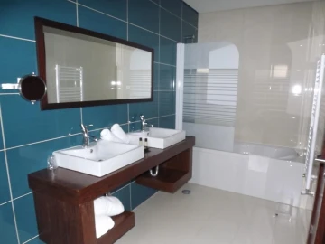 Loja para Venda em Sequeiros e Gradiz