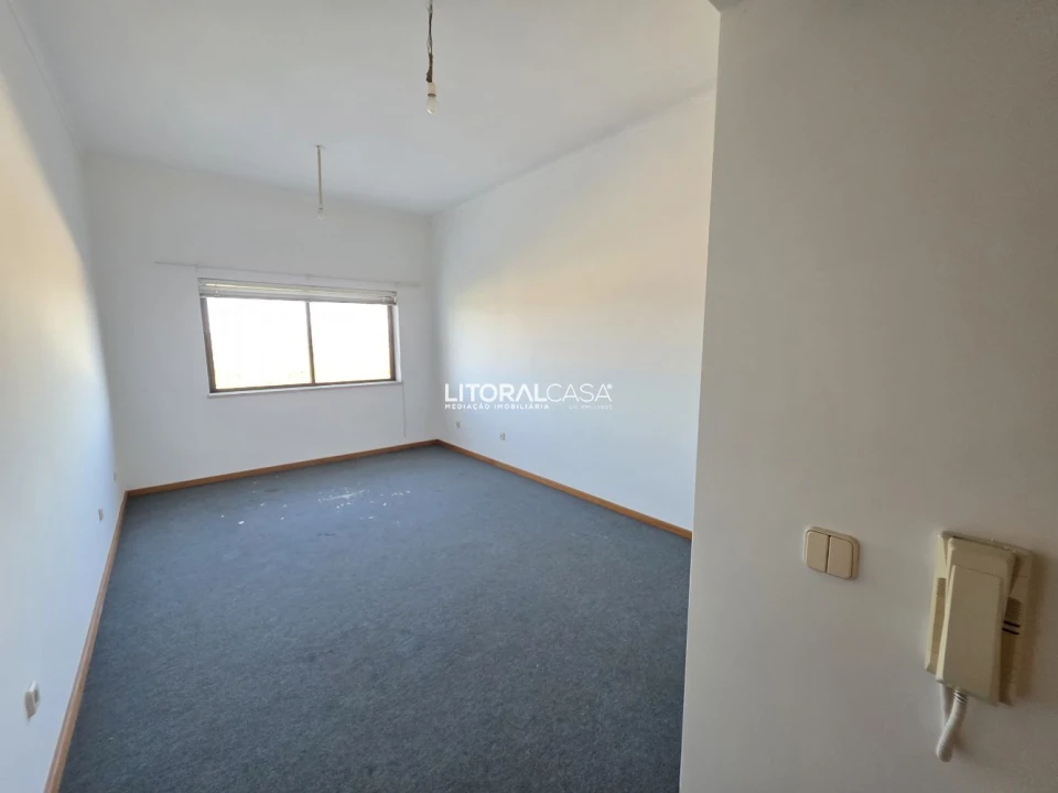 Loja para Arrendamento em Oliveira do Bairro Foto 1