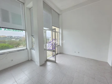 Loja para Arrendamento em Esgueira