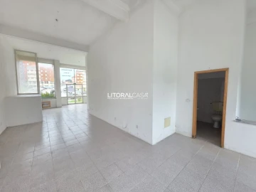 Loja para Arrendamento em Esgueira