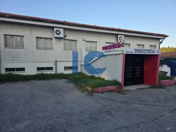 Loja para Arrendamento em Aguada de Cima