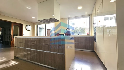 Moradia T4 para Venda em Esgueira