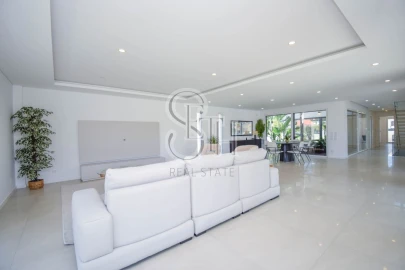 Moradia T5 para Venda em Corroios