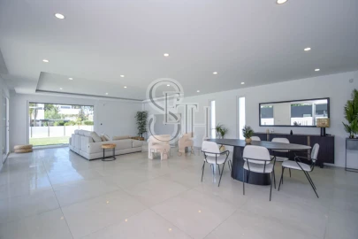 Moradia T5 para Venda em Corroios