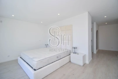 Moradia T5 para Venda em Corroios