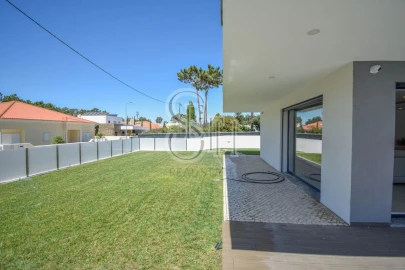 Moradia T5 para Venda em Corroios