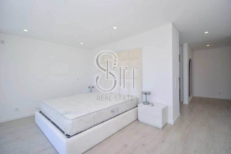 Moradia T5 para Venda em Corroios Foto 39