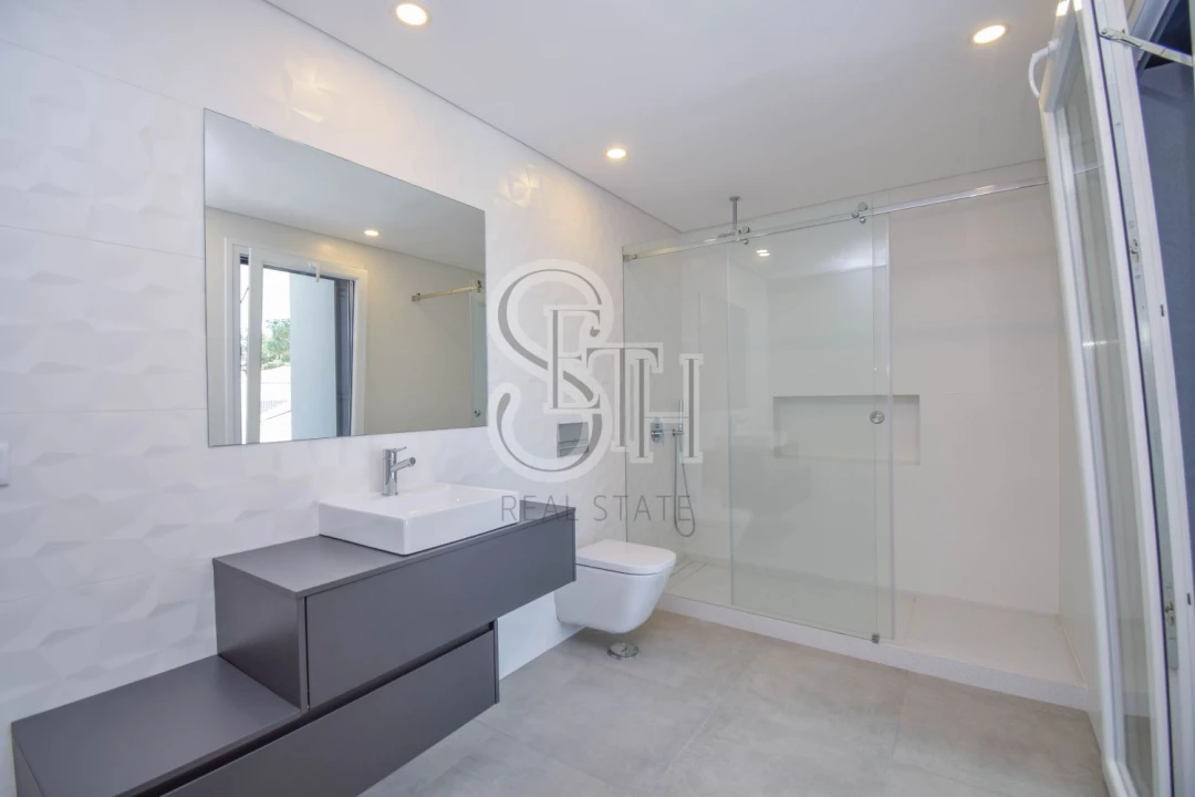 Moradia T5 para Venda em Corroios Foto 36