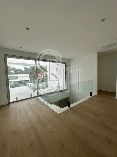 Moradia T5 para Venda em Charneca de Caparica e Sobreda