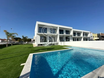 Moradia T3 para Venda em Charneca de Caparica e Sobreda