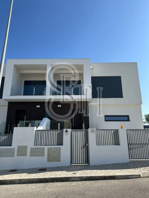 Moradia T3 para Venda em Charneca de Caparica e Sobreda