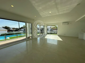 Moradia T3 para Venda em Charneca de Caparica e Sobreda