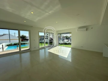 Moradia T3 para Venda em Charneca de Caparica e Sobreda