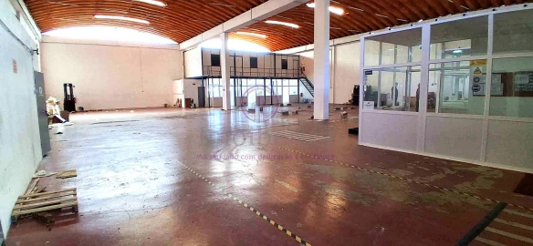 Loja para Arrendamento em Massamá e Monte Abraão