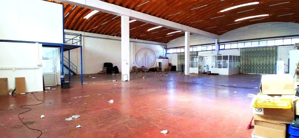 Loja para Arrendamento em Massamá e Monte Abraão