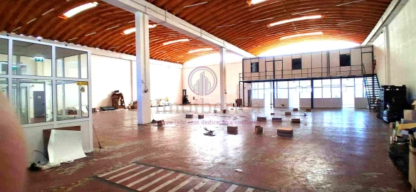 Loja para Arrendamento em Massamá e Monte Abraão