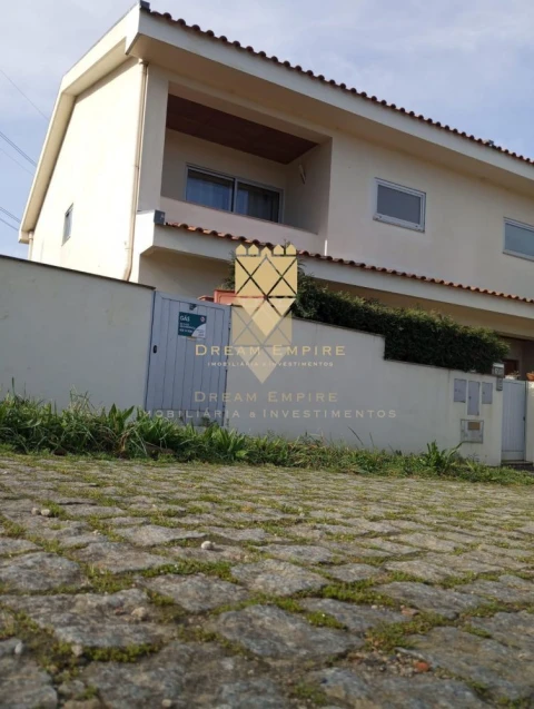 Moradia T3 para Venda em Recarei