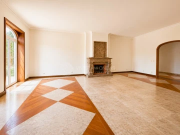 Moradia T6 para Venda em Queluz e Belas