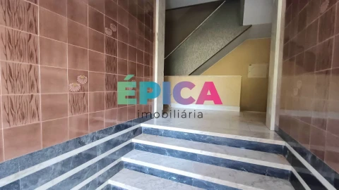 Apartamento T6 para Venda em Póvoa de Santo Adrião e Olival Basto