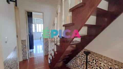 Apartamento T6 para Venda em Póvoa de Santo Adrião e Olival Basto