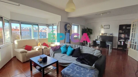 Apartamento T6 para Venda em Póvoa de Santo Adrião e Olival Basto